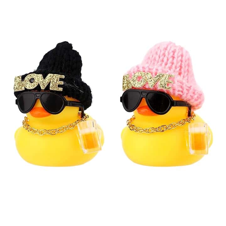 2 Pz Paperelle Gomma Originali, Paperelle Gomma Fantastiche con Cappello Lavorato a Maglia Occhiali da Sole Collana Boccale di Birra Grazioso Accessorio Decorativo per Auto