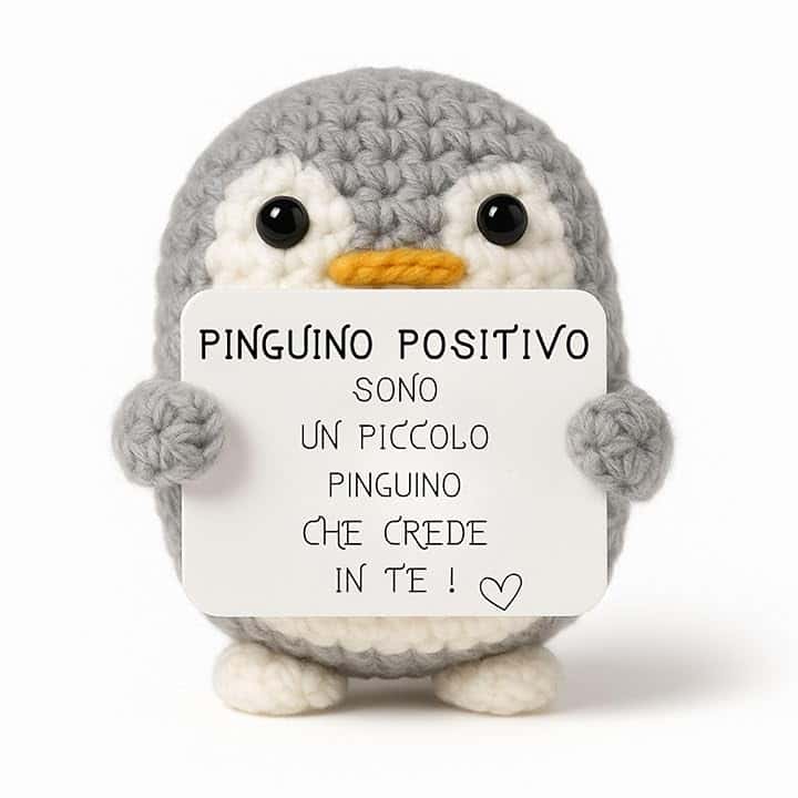 Pinguino Positivo© | Regalo Originale e Divertente | Idea Simpatica | Festa Bambini Ragazzi | Compleanno Bimba Bimbo| Decorazione Cameretta| Amigurumi Casa | Bambola Umoristica | Peluche Motivazionale