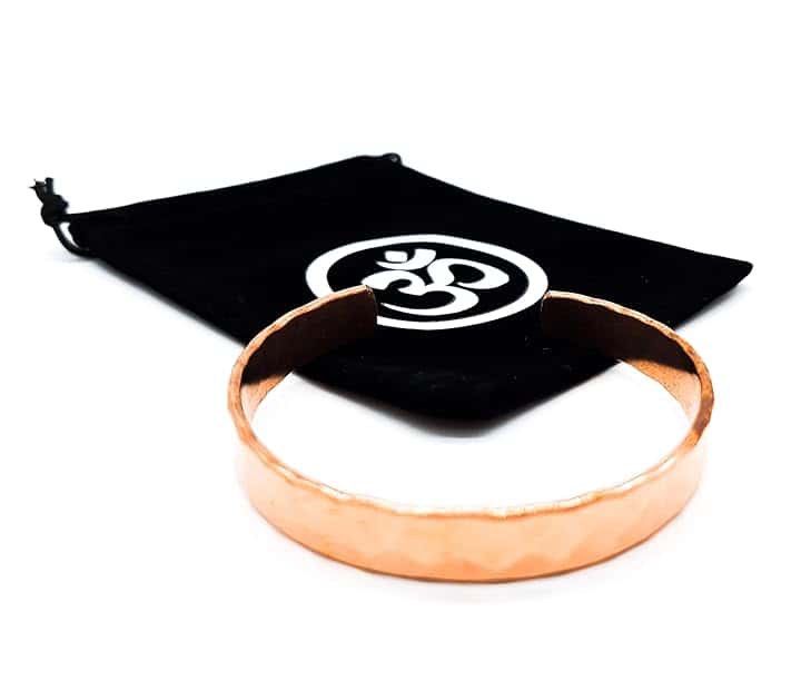 AB India Crafts Bracciale realizzato a mano in puro rame (99%), design martellato, dimensioni flessibili con sacchetto portagioielli | Spiritualità di guarigione energetica, Medium Damen / Herren