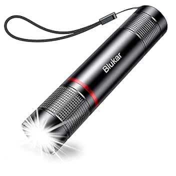 Blukar Torcia LED Ricaricabile, Super Luminoso Torcia Elettrica, 4 Modalità di Illuminazione, Alta Potente, Zoomabile, Portatile per Campeggio/Escursionismo/Emergenza/Interruzione di Corrente