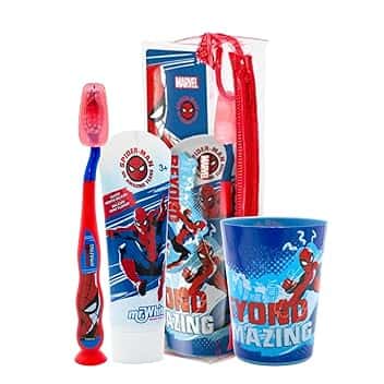 La borsa da toilette Spiderman contiene spazzolino da denti con tappo di protezione, ventosa, manico comodo e setole morbide, dentifricio al gusto di menta e bicchiere multiuso per bambini