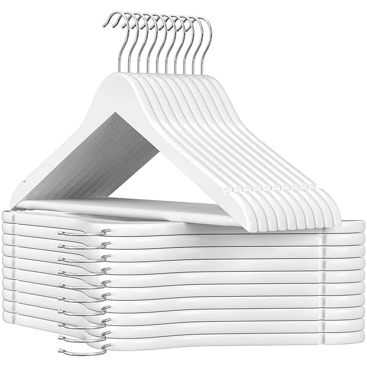 SONGMICS Grucce Legno, 20 Pezzi, Appendiabiti con Scanalature su Spalle, Barra Portapantaloni Antiscivolo e Gancio Girevole a 360°, per Completi Camicie Cappotti, Bianco e Argento CRW03W-20