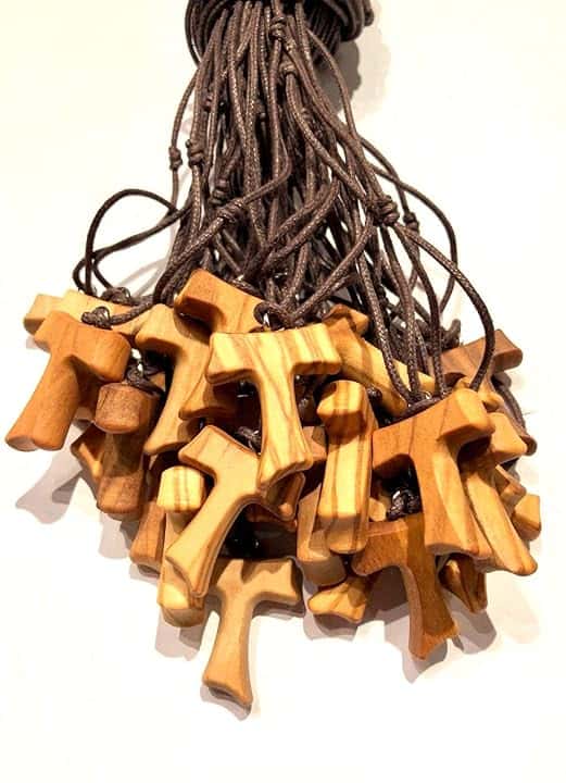 IL SOLE Tau in Legno di ulivo, Croce di San Francesco d'Assisi 2,5 Centimetri 20 Pezzi Pezzi con i 3 Nodi Francescani con 1 Certificato di qualità Realizzato nelle vicinanze di Assisi