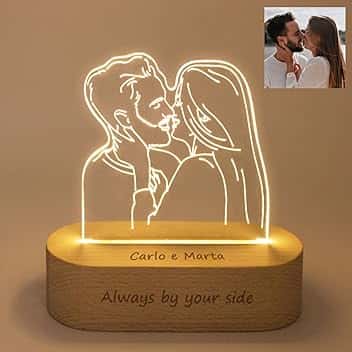 LAC Lampada Personalizzata con Foto 3D - Luce LED Personalizzata Incisa su Plexiglass con Base in Legno | Lampada 3D con Foto Regalo Personalizzato per Coppia, Famiglia o Amici