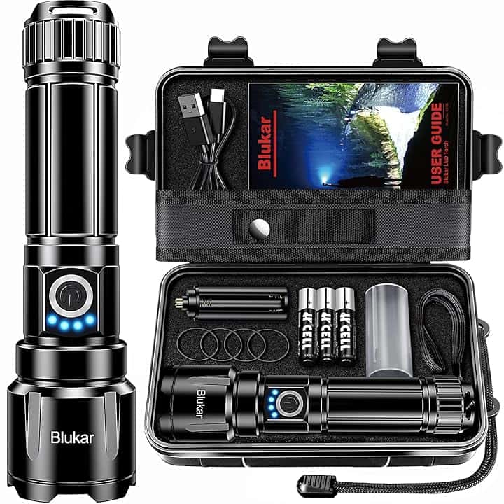 Blukar Torcia LED Potente Professionale, Ultra Alto Lumen Super Luminoso Zoomabile Torcia Alta Potenza, Ricaricabile, 5 Modalità, IP67 Impermeabile Flashlight per Campeggio/Pesca/Emergenza/Trekking