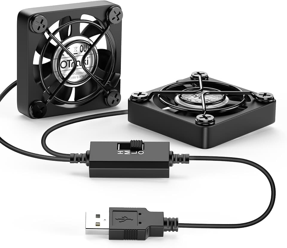 OTraki Nero Mini Ventilatore 40 x 40 x 10mm, Doppio USB Ventola Portatile Compatto PC Ventola con 3 Velocità Regolabili per PS5, Telefono, PC, Laptop, PS4, Proiettori, Router e Altri Dispositivi