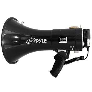 MEGAFONO PYLE PMP53IN NERO DA 50 WATT MAX CON FUNZIONE DI SIRENA UDIBILE FINO A 1000 METRI CON INGRESSO AUX JACK 3,5 MM E MICROFONO SEPARATO A FILO E CON CINGHIA DI TRASPORTO. FUNZIONA A BATTERIE O CON TRASFORMATORE A 12 VOLT