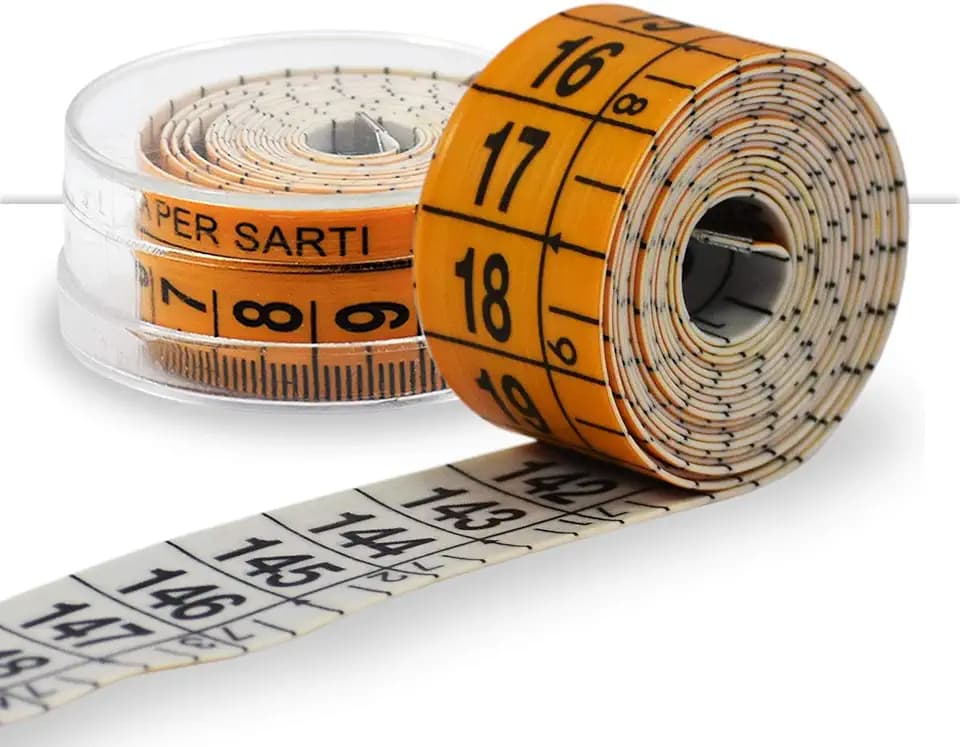 Metro da Sarto BENESSERE In Linea® Centimetro per misurazione corpo - Metro Sarta Morbido Arancio Con Pratica Custodia In Plastica - Metro a Nastro Professionale Avvolgibile Doppia Graduazione 1,5 Mt