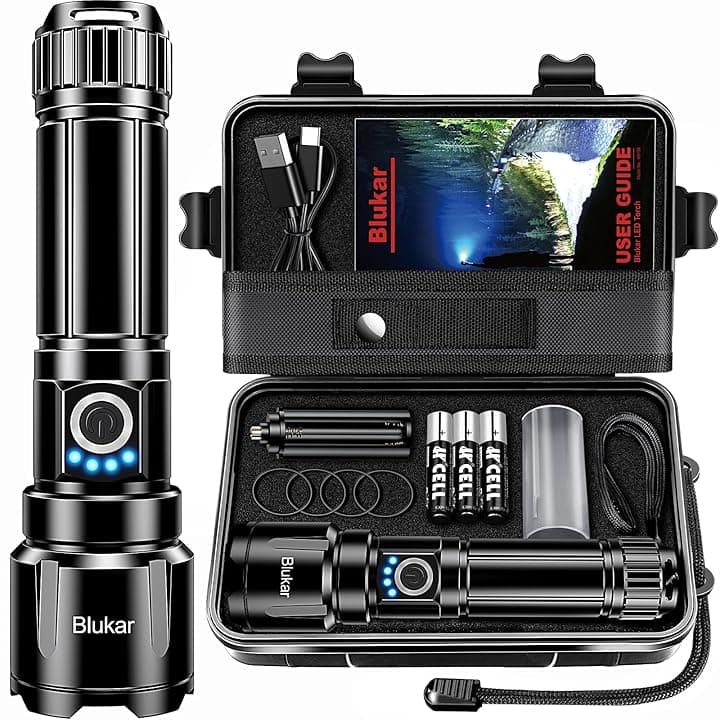 Blukar Torcia LED Potente Professionale, Ultra Alto Lumen Super Luminoso Zoomabile Torcia Alta Potenza, Ricaricabile, 5 Modalità, IP67 Impermeabile Flashlight per Campeggio/Pesca/Emergenza/Trekking