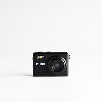 Nilox Mini Action Cam Portachiavi HD 720p, Filtri Vintage, Video 30fps, Foto e Audio, Ultra Compatta, USB Type-C, Design Retrò, Perfetta per Viaggi, Vlog e Social Media, Nero