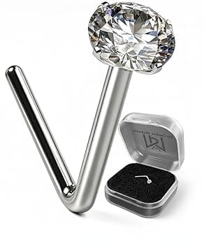 Monster Piercing PIercing Naso. Stud a Bottone con Barra piegata a L in Oro Bianco a 9 Carati. Punto Luce: Zirconia Rotonda Chiara da 2 mm. Calibro: 22 Gauge (0,6 mm). Ipoallergenico