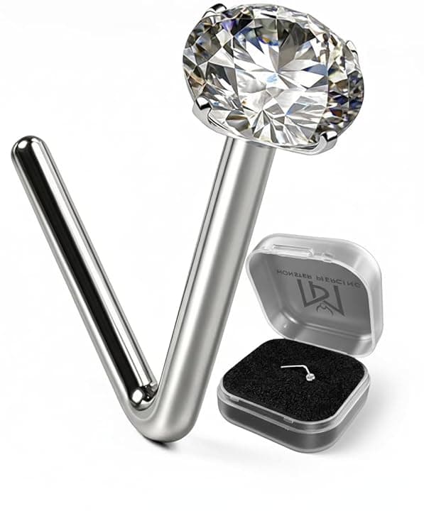 Monster Piercing PIercing Naso. Stud a Bottone con Barra piegata a L in Oro Bianco a 9 Carati. Punto Luce: Zirconia Rotonda Chiara da 2 mm. Calibro: 22 Gauge (0,6 mm). Ipoallergenico