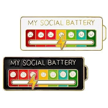 SLIVERBA Batteria Sociale Pin, 2 Pezzi Divertente Spilla per L'Umore Interattivo per 7 Giorni, Smalto Badge Nizza Spilla Gioielli (Bianco + Nero)