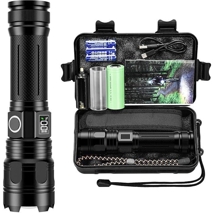 Akdomart Torcia LED Potente Professionale 500000 Lumen, Torcia LED Ricaricabile con Batteria da 5000mAh, Zoomable 5 Modalità Torcia Militare, IP67 Impermeabile Torcia Tattica AK-01 (nero)