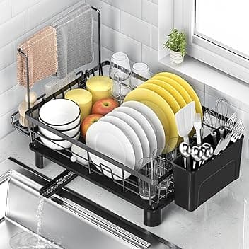 Scolapiatti, Scaffale per Stoviglie con Scolapiatti, Organizzatore da Cucina per Piatti, Tazze e Strofinacci, Salvaspazio Design con Portaposate, Materiale Antiruggine, Drenaggio Regolabile Nero Global Recycled Standard