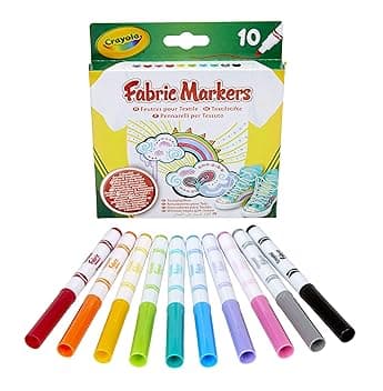 CRAYOLA – Pennarelli per tessuti, 10 pezzi, rosso, rosa, arancione, giallo, violetto, verde chiaro, blu, azzurro, grigio, nero, Per decorare magliette e oggetti in tessuto, 58-8633